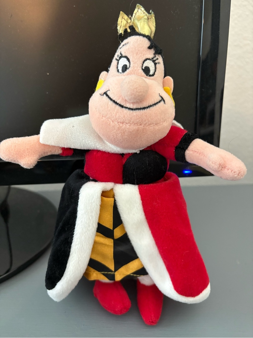 Disney Store Bean Bag Plush QUEEN OF HEARTS Alice In Wonderland 8.5 inch